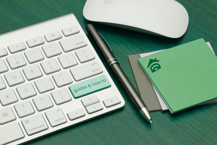 Keyboard with guides & how-to key and HOMETECH-branded sticky notes – smart support concept